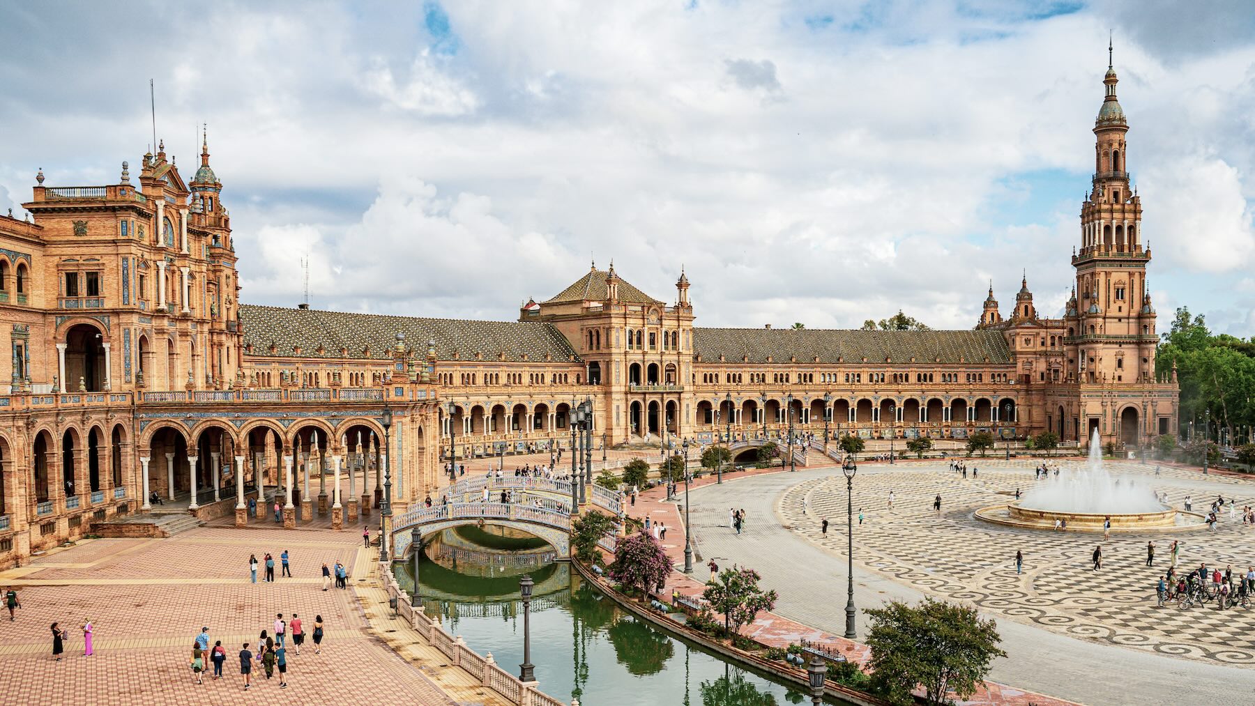 Estas terrazas ofrecen una combinación única de vistas impresionantes y una gastronomía exquisita, convirtiéndolas en un destino imperdible en el sur de España.