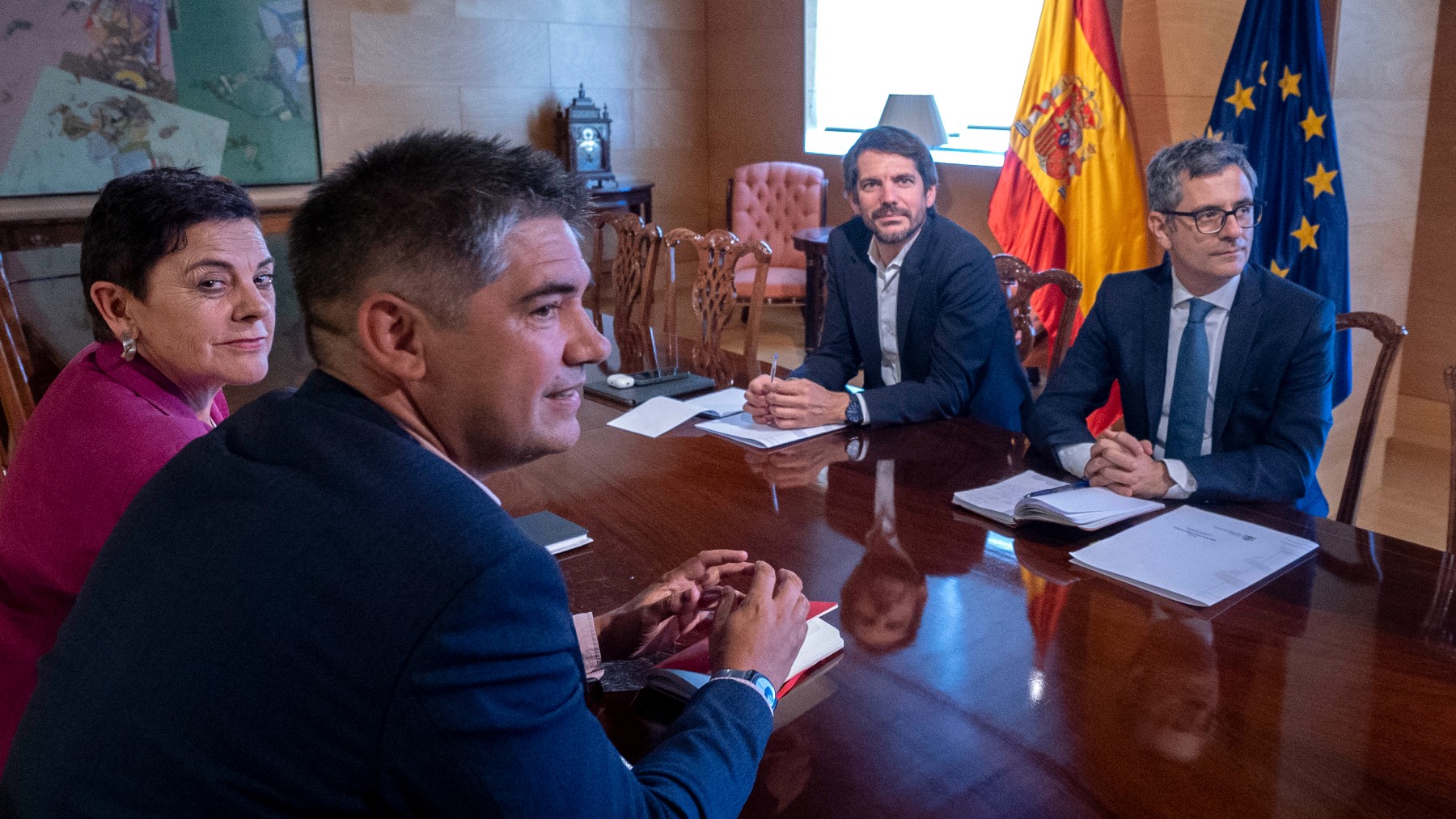 Bolaños y Urtasun con los representantes de Bildu en el Congreso. (Foto: EP)