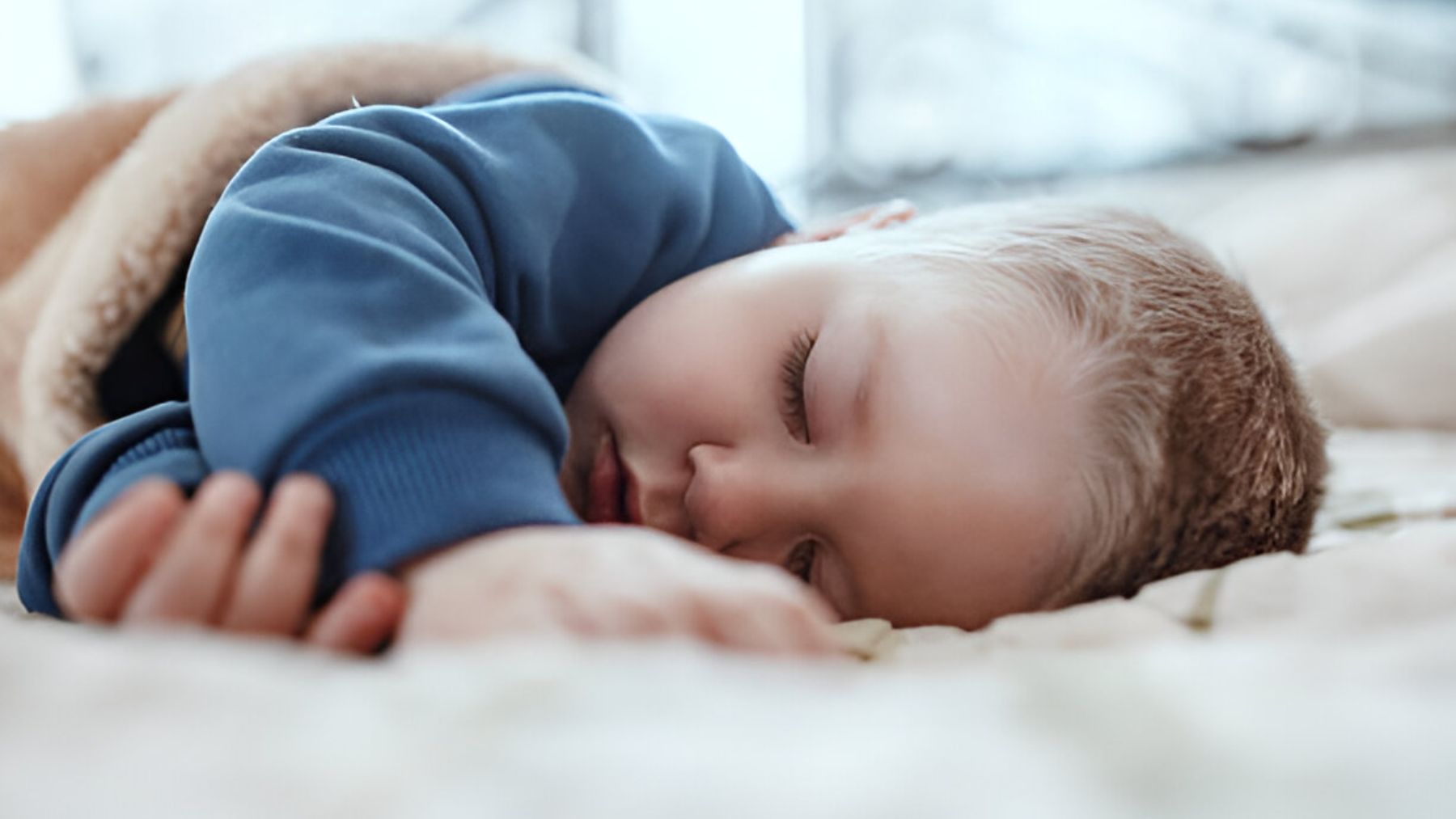 Bebé durmiendo la siesta.