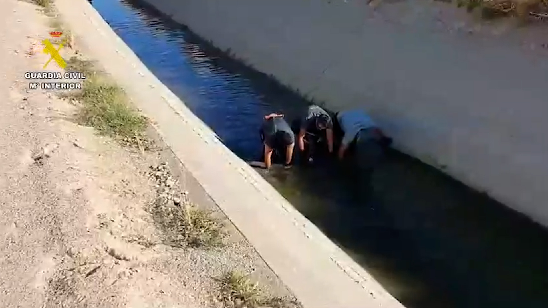 Agentes de la Guardia Civil buscando el arma.