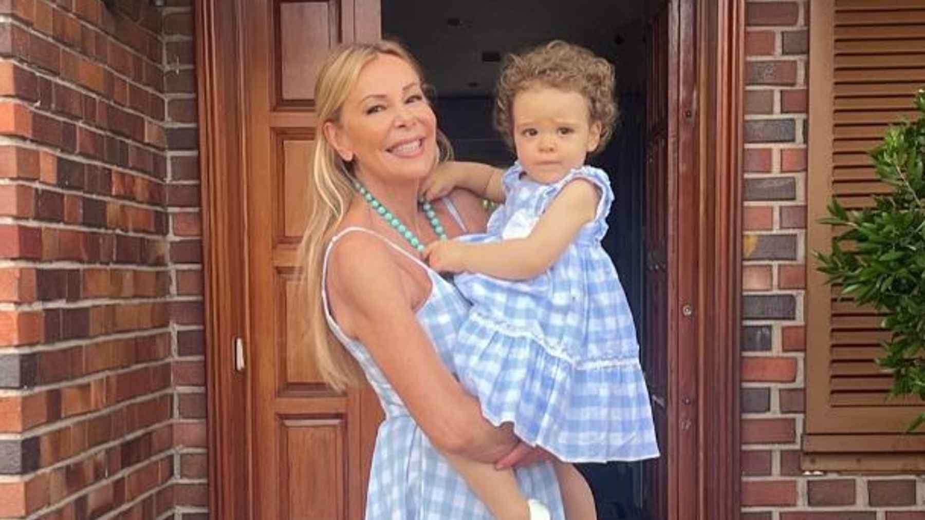 Ana Obregón y su nieta Anita, en su casa de Mallorca.