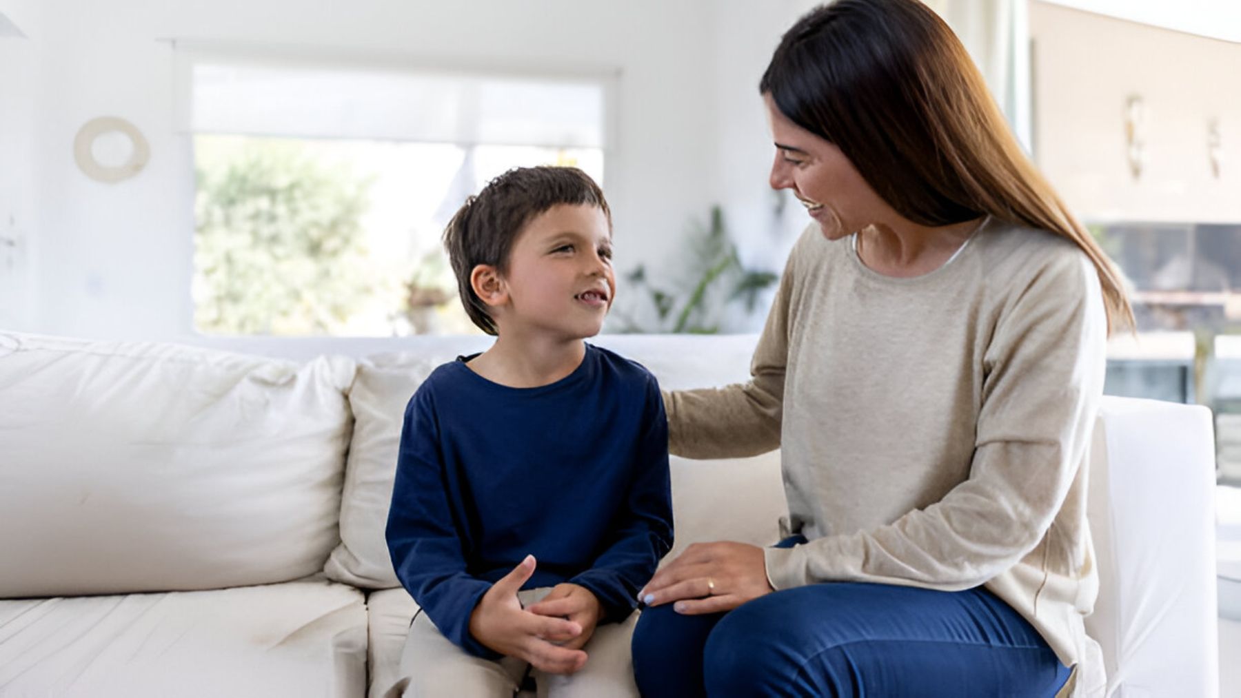 Madre hablando con su hijo.