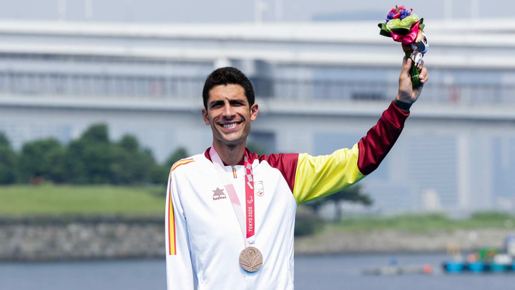 Álex Sánchez Palomero, con la medalla ganada en Tokyo.