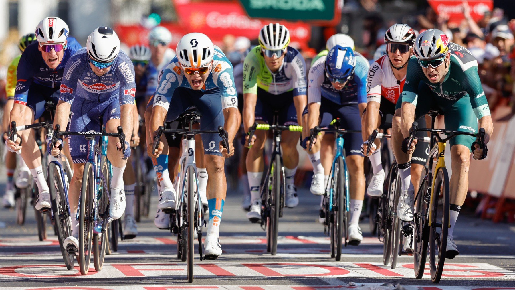 Pavel Bittner (izquierda) y Wout van Aert (derecha) a su entrada en meta en la quinta etapa de la Vuelta. (EFE)