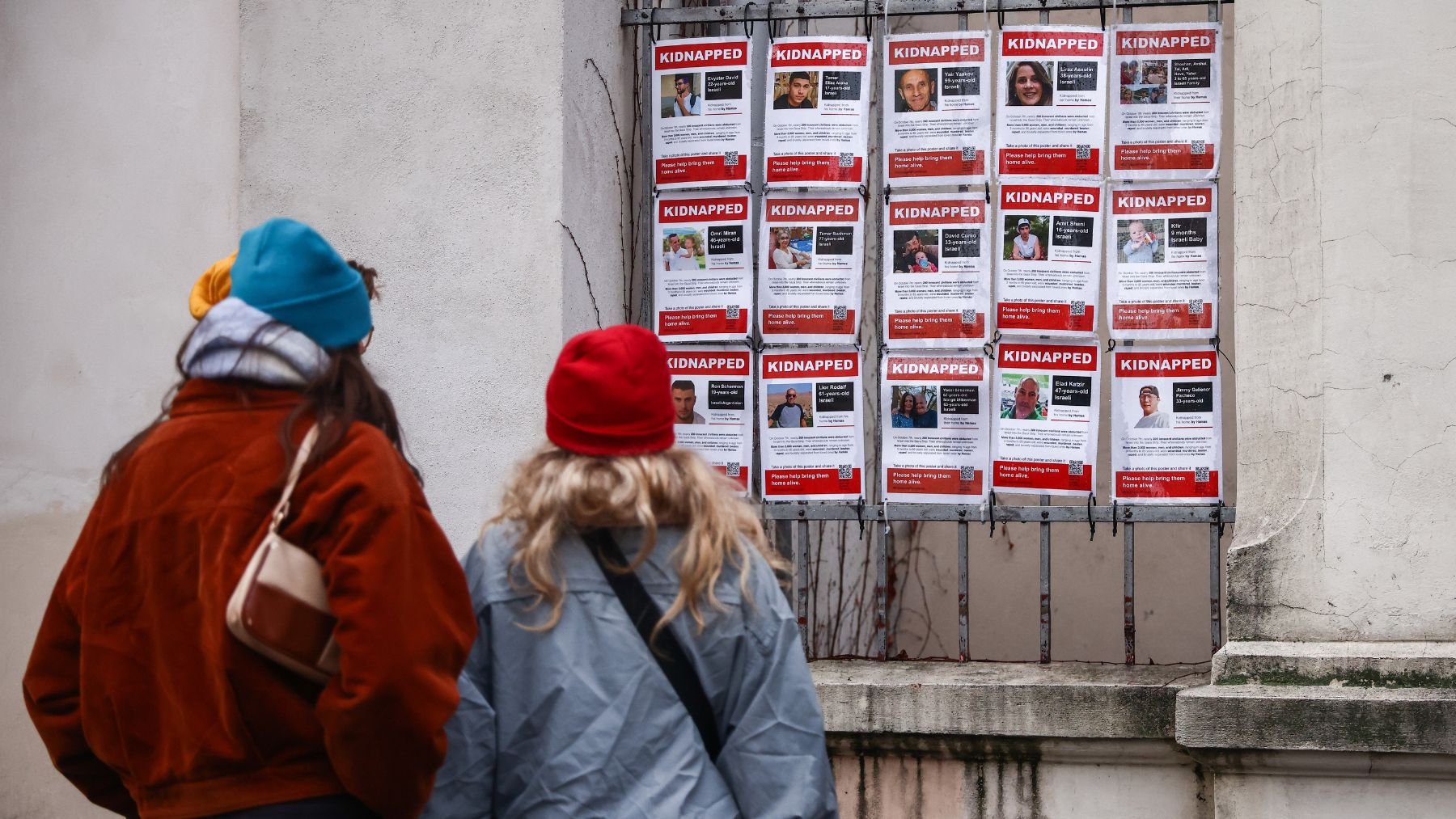 Carteles con fotos de los rehenes israelíes secuestrados por Hamás. (Ep)