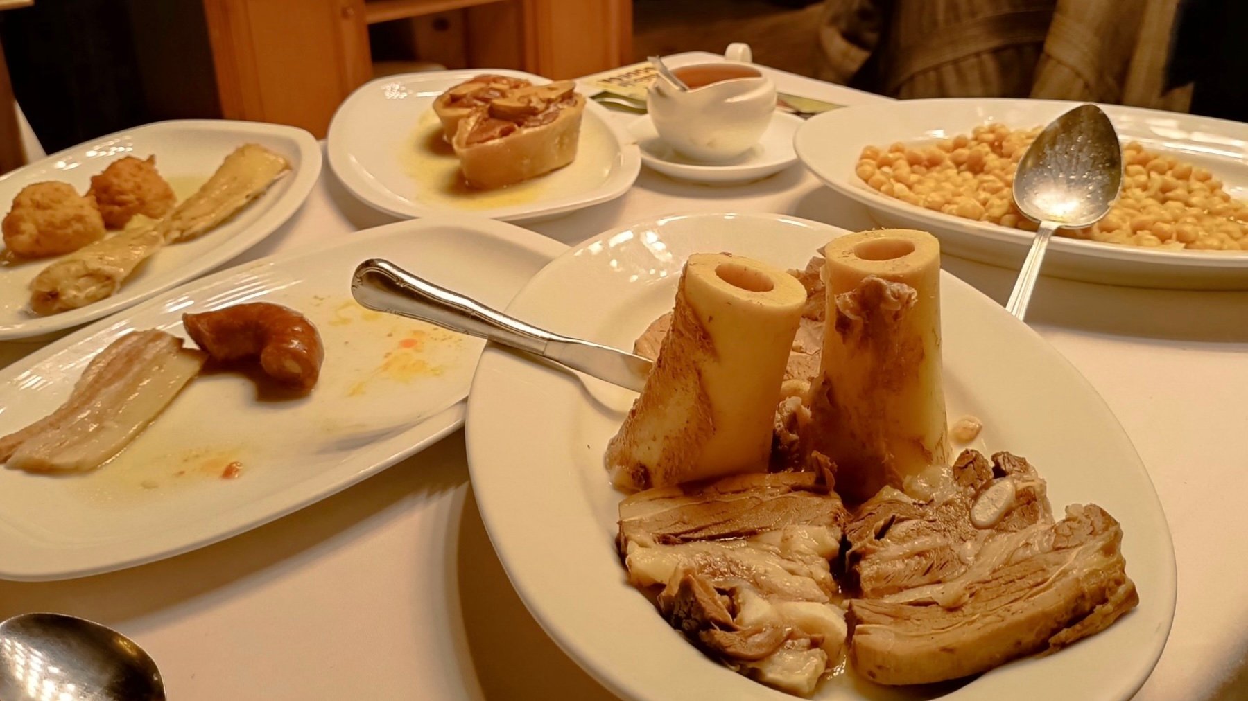 Este restaurante eleva el cocido madrileño con una maestría y sabor que rinde homenaje a la auténtica tradición.