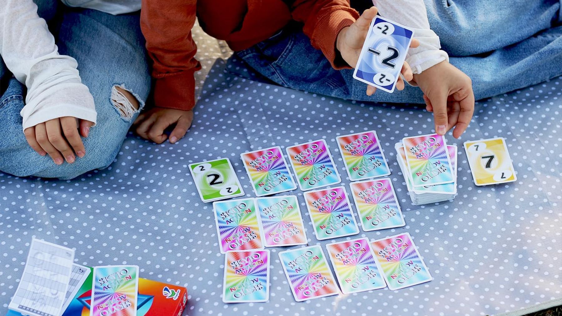 Manta con cartas de Skyjo (Foto: Amazon).