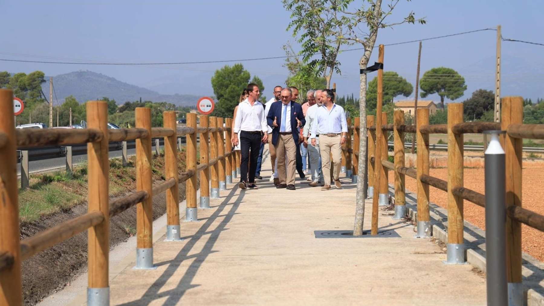 El presidente del Consell de Mallorca, Llorenç Galmés, y el alcalde de Muro, Miquel Porquer, inauguran el paseo peatonal entre Muro y la estación del tren.