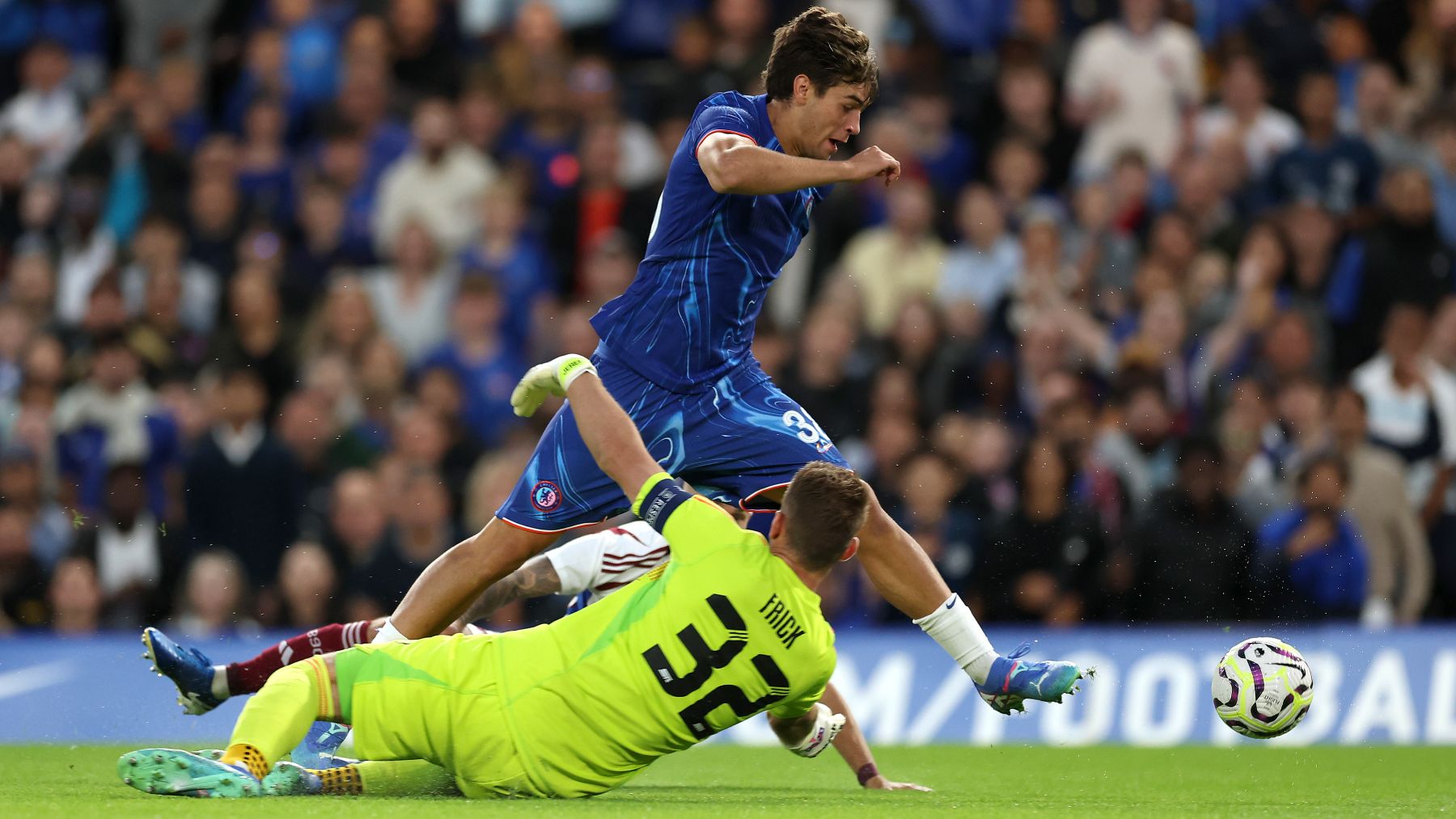 Marc Guiu ante el portero rival en la Conference. (Getty)