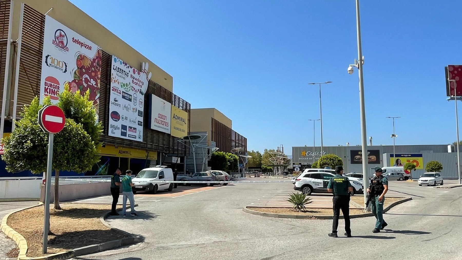 El centro comercial Bahía Plaza acordonado por la Guardia Civil. (@radioalgeciras).