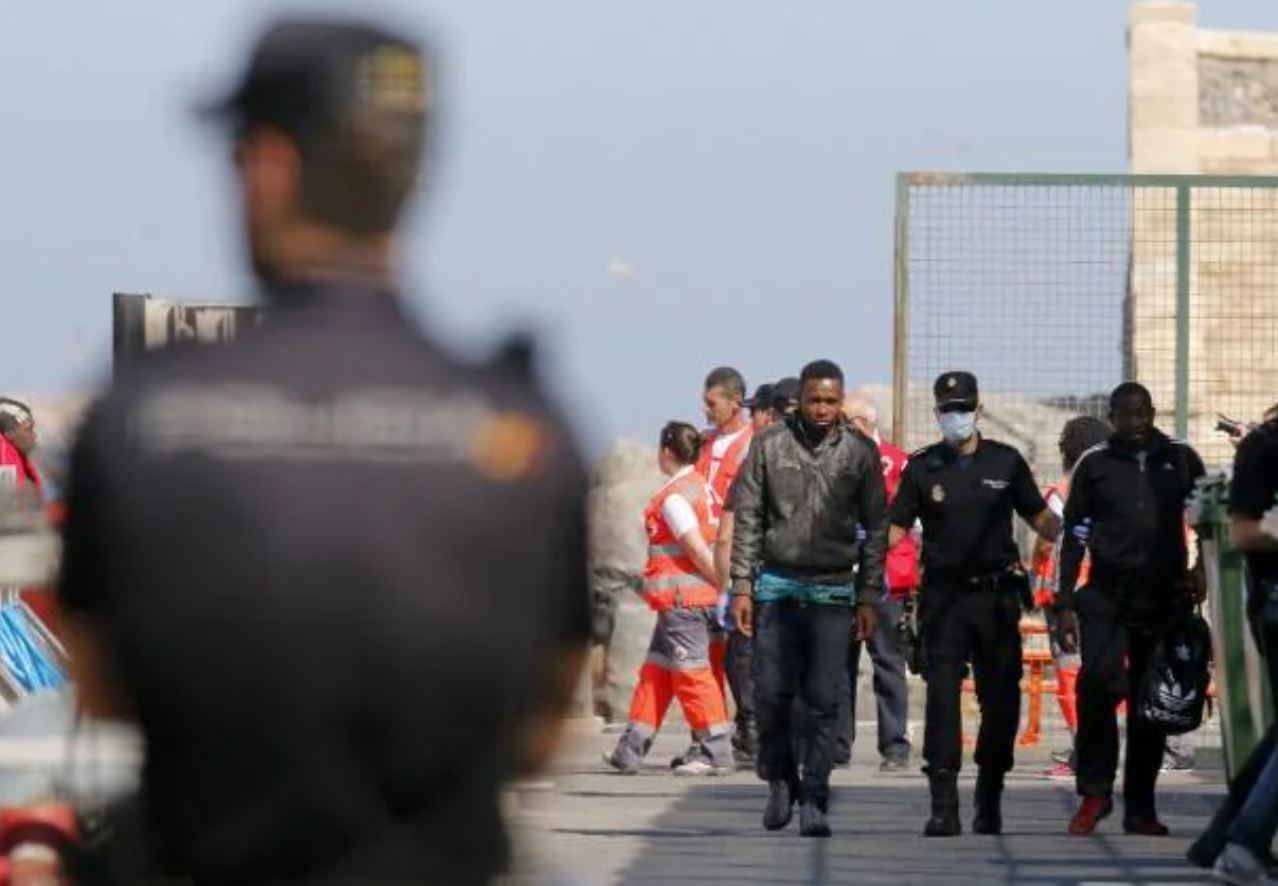 Agentes de la Policía Nacional recepcionan la llegada de una patera. EFE