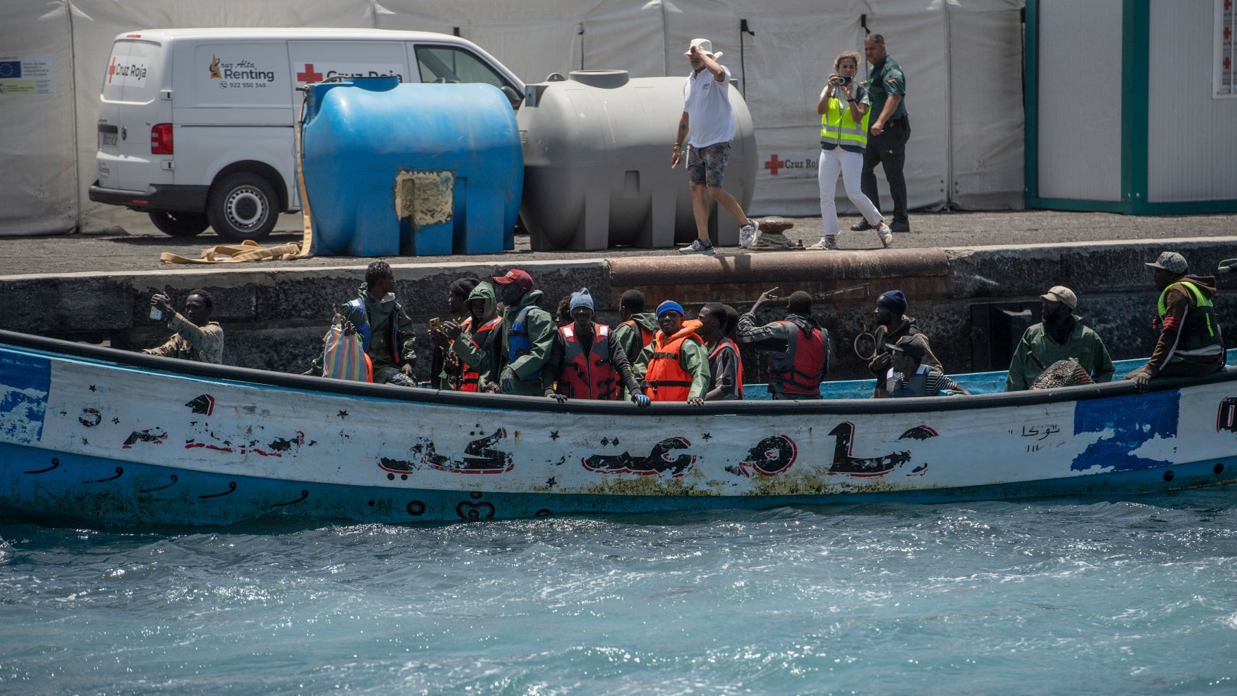 Inmigrantes ilegales llegando en cayuco a Canarias. (Foto: EP)