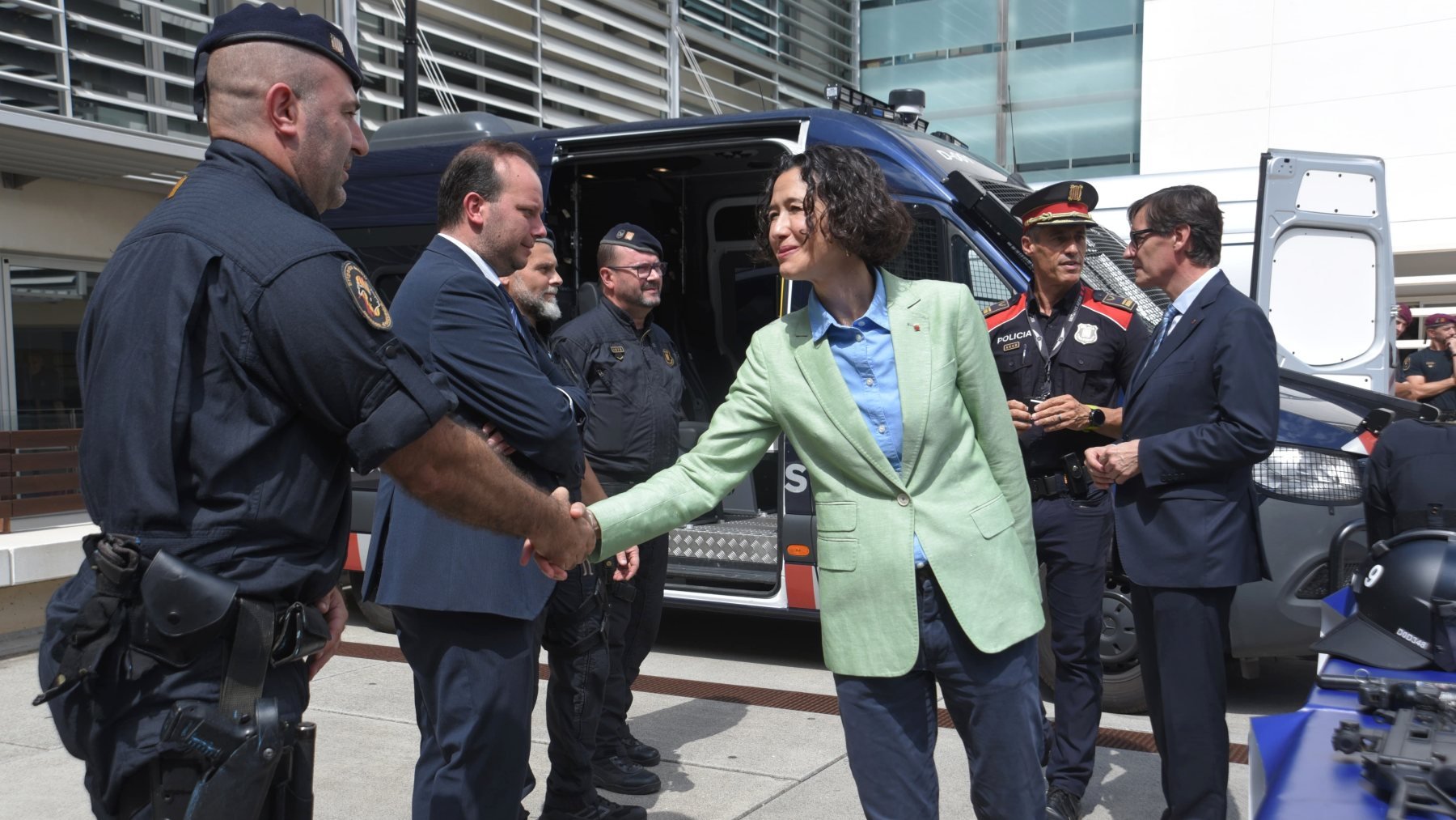 La consellera de Interior, Núria Parlon, junto a los Mossos. (Foto: EP)