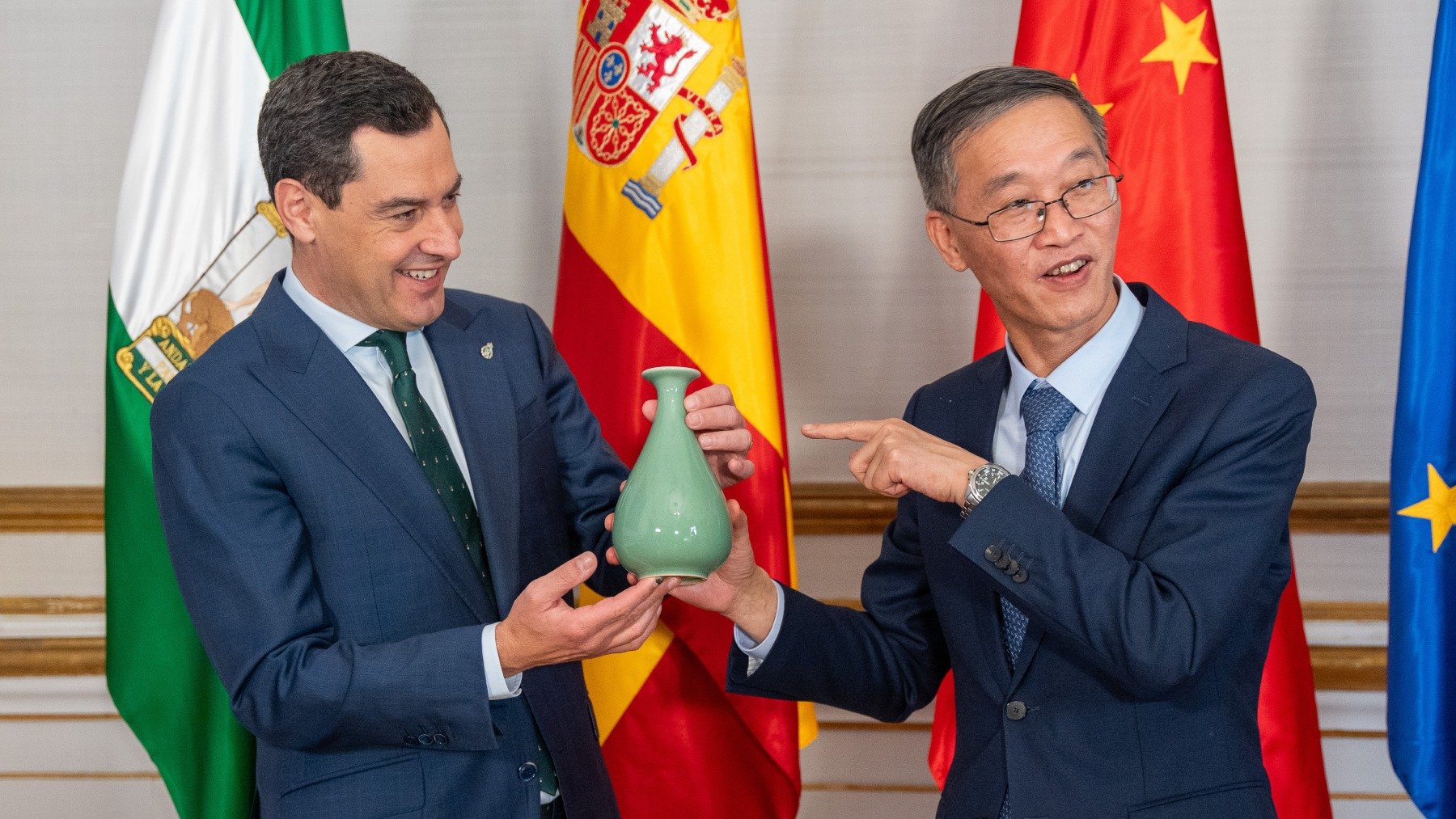 Juanma Moreno, durante su reunión en mayo en Sevilla con el embajador de China en España, Yao Jing. (Foto: EP)