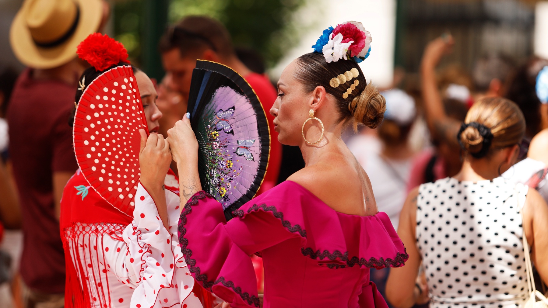 Mujeres en la Feria de Málaga. (Foto: EP)