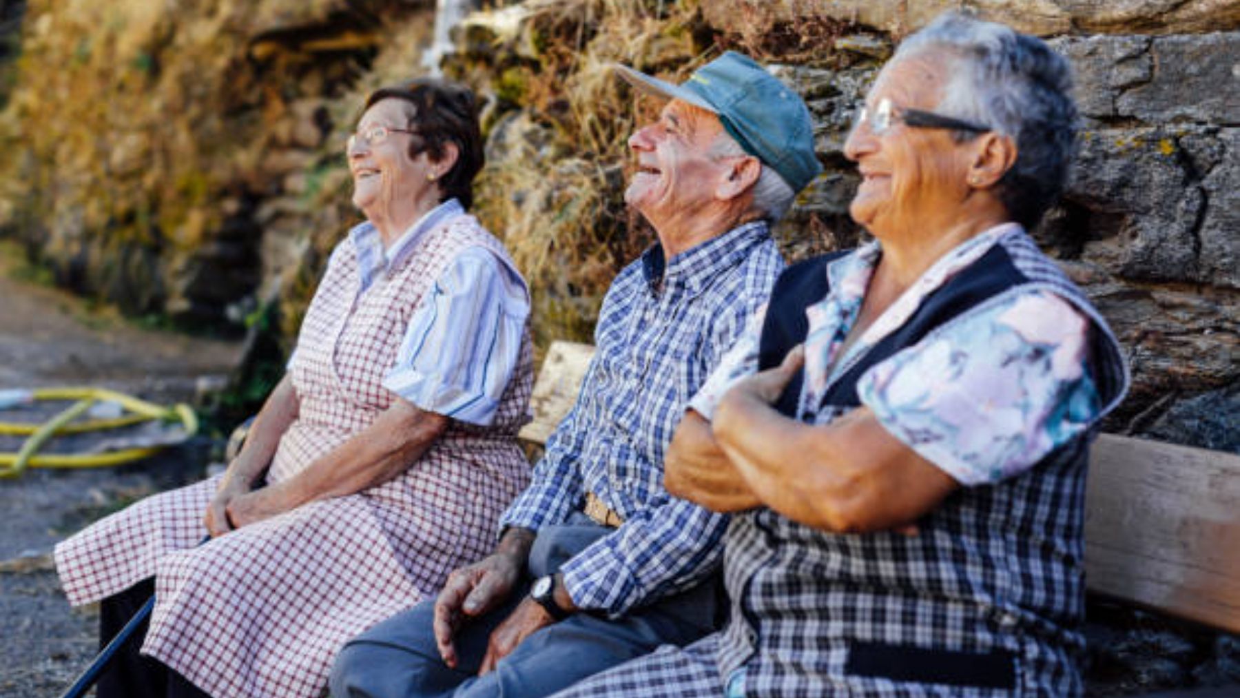 Mayores sentados en un banco.