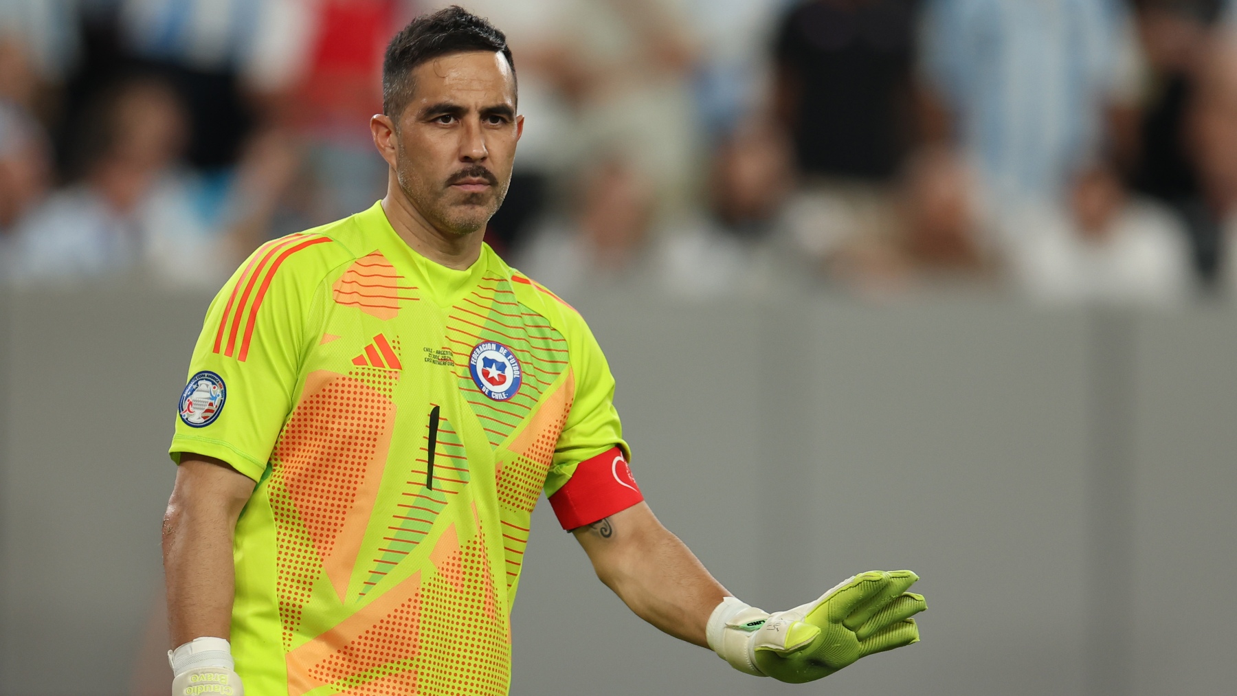 Claudio Bravo en un partido con Chile. (Getty)