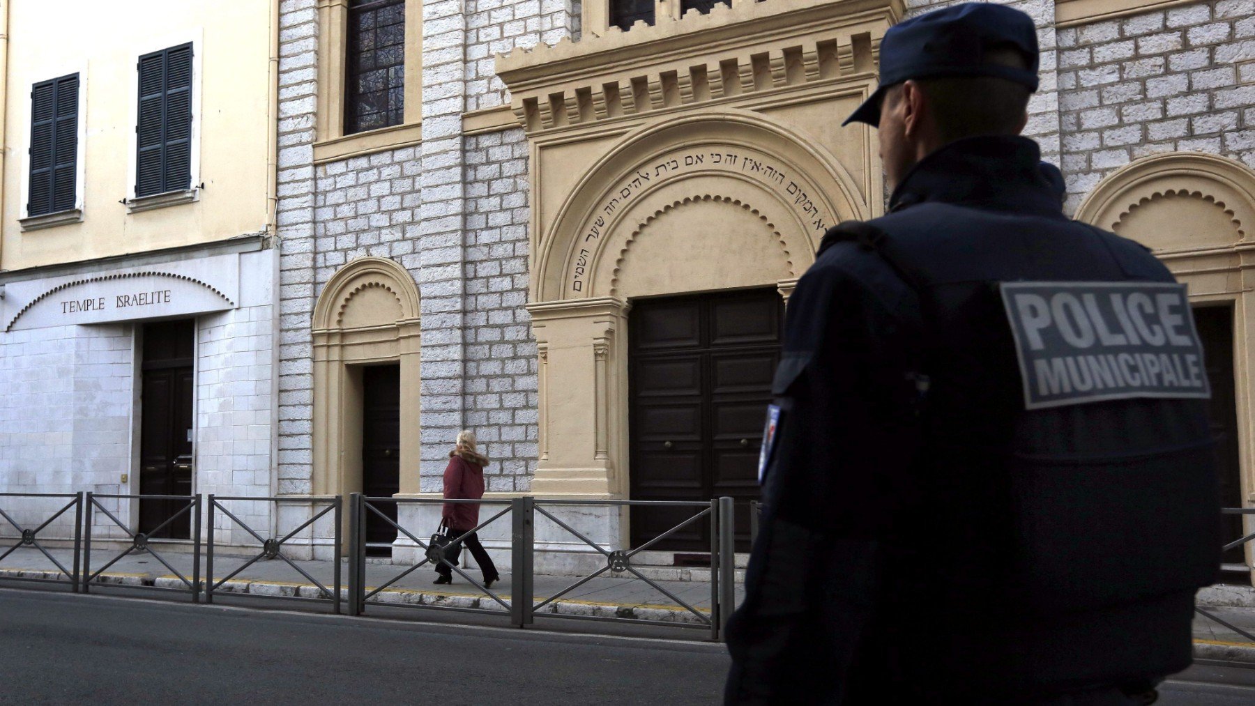 Imagen de archivo de un policía municipal ante una sinagoga en Niza (Francia).