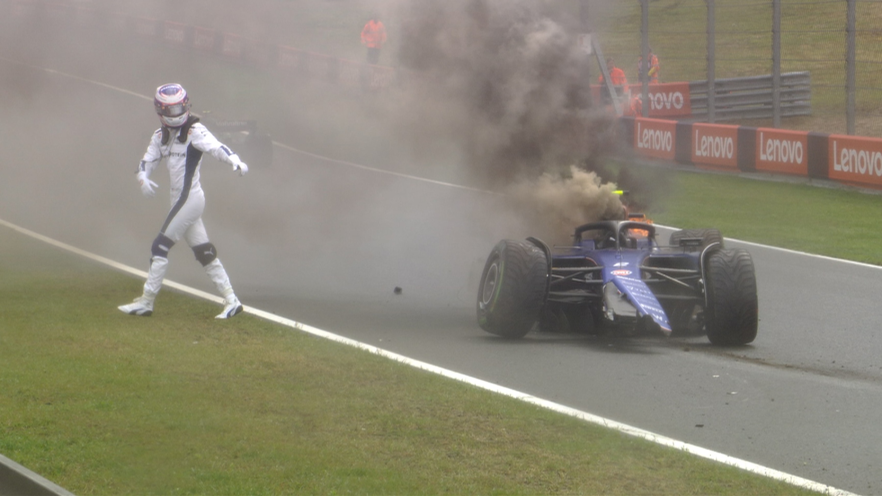 Logan Sargeant huyendo de su coche en llamas.