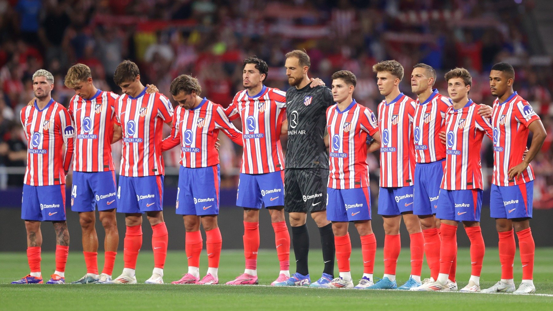 Los jugadores del Atlético de Madrid durante el minuto de silencio. (Getty)