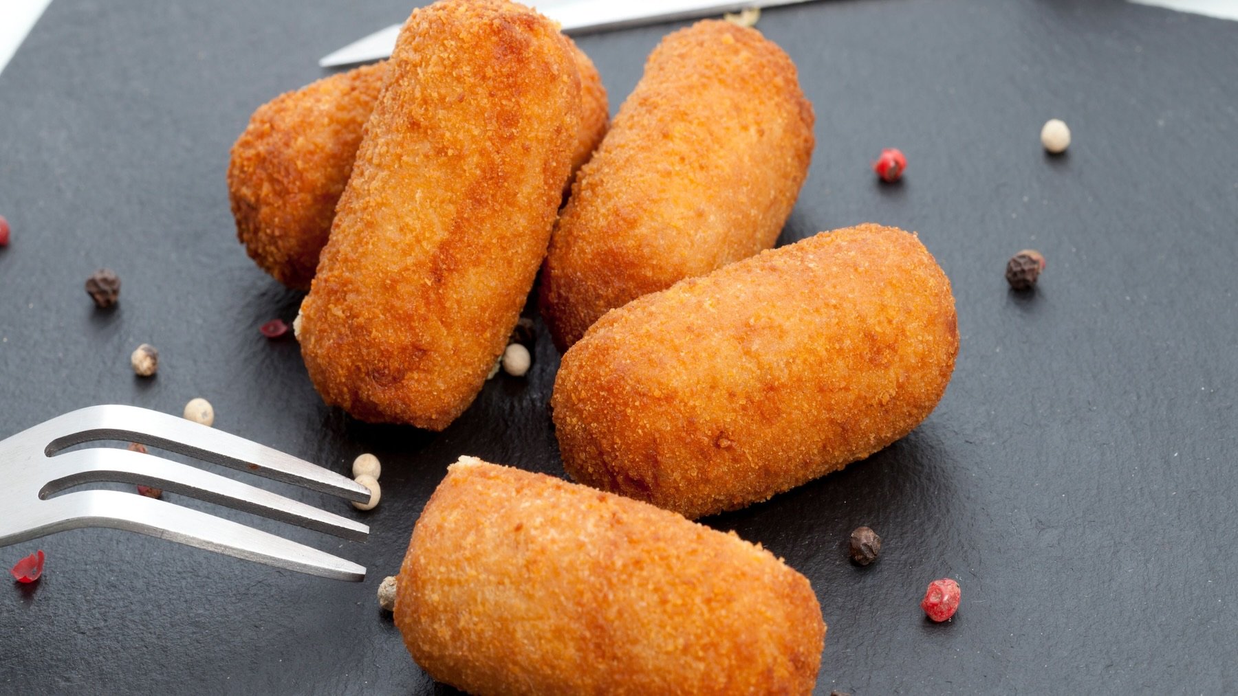 Las croquetas son un viaje a través de la gastronomía española, cada bocado revela una historia de tradición y sabor.