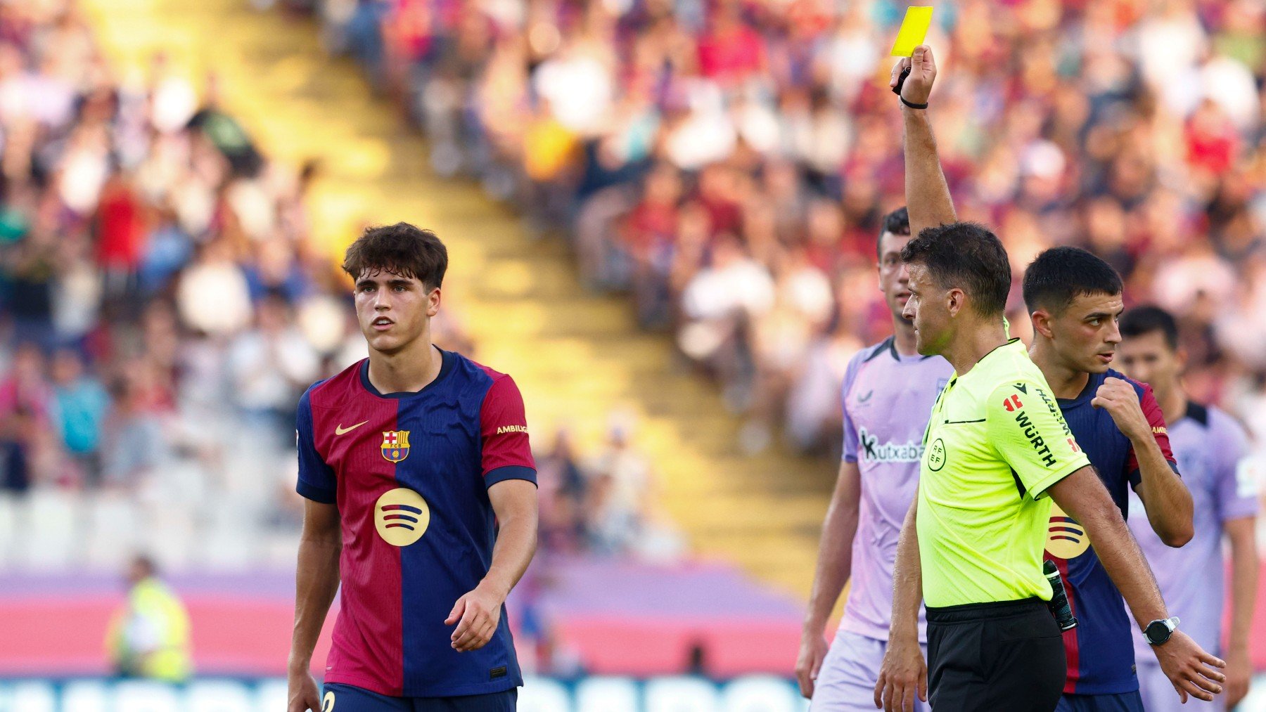 Cubarsí recibe amarilla por parte de Gil Manzano. (EFE)