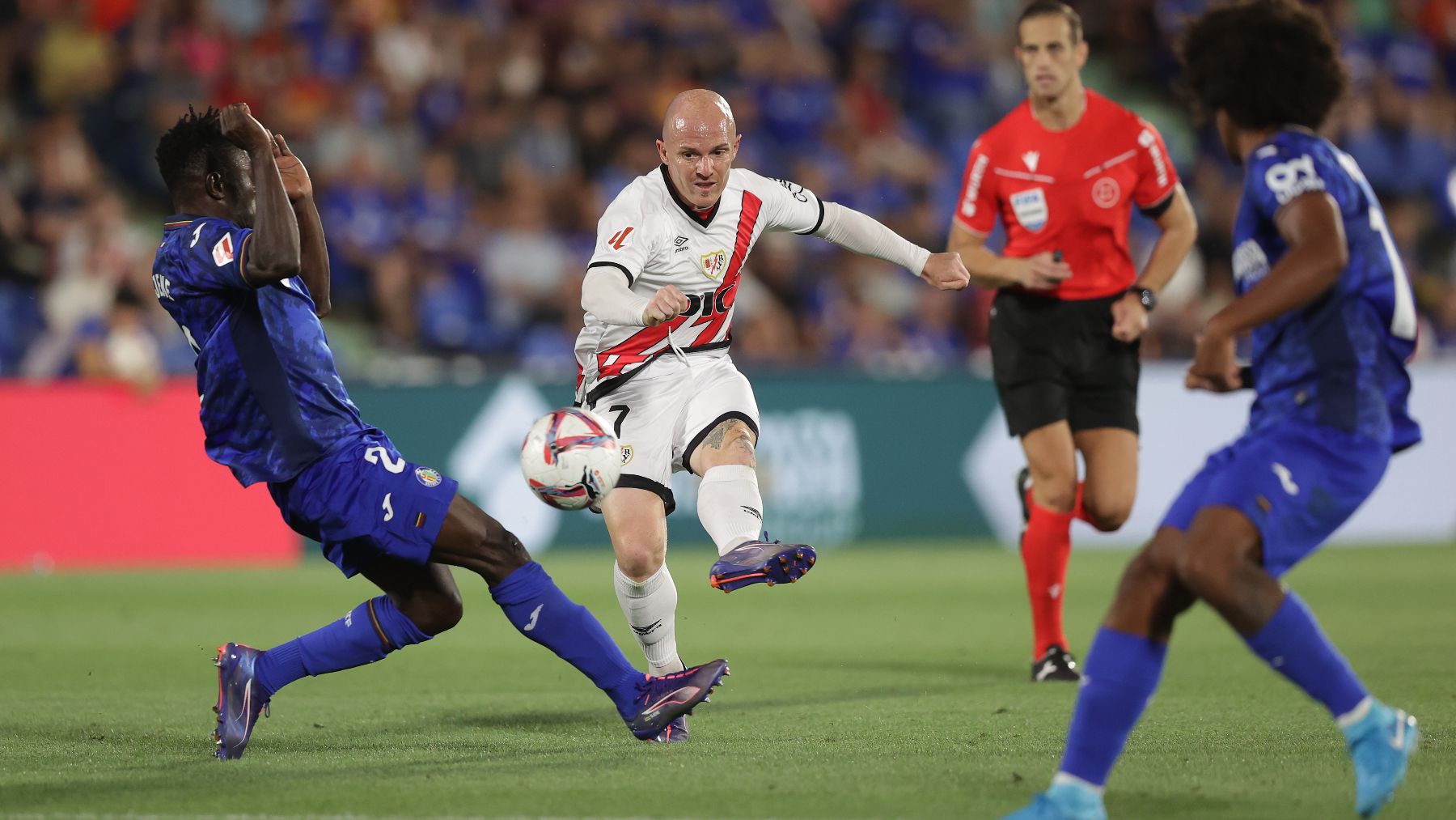 Isi busca un disparo ante el Getafe. (Getty)