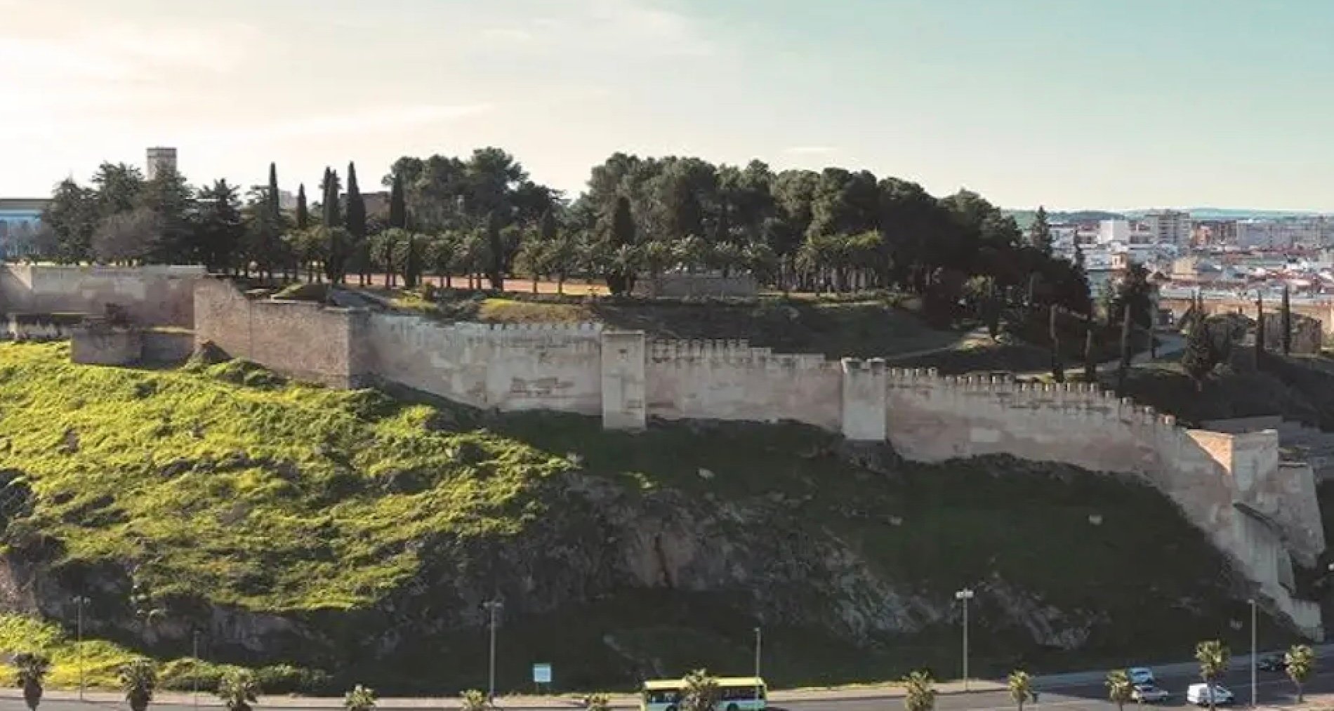 La muralla de Badajoz defendía la ciudad con su imponente tamaño, complicando el acceso a los atacantes y forzándolos a tomar rutas más arduas y peligrosas. Foto: Ayuntamiento de Badajoz.