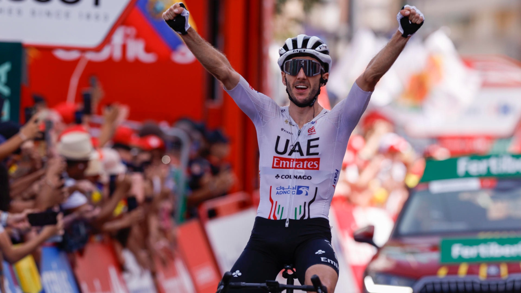 Adam Yates celebra su triunfo en Granada. (EFE)