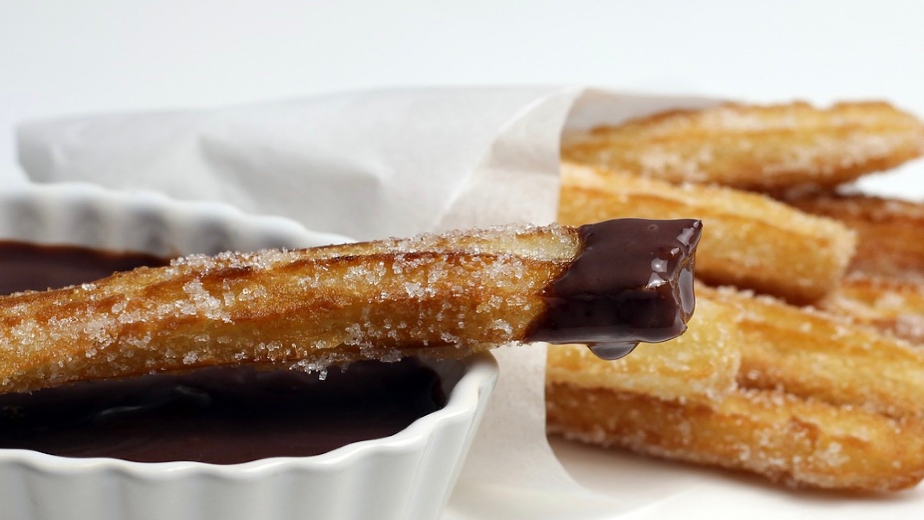 Esta churrería, emblema de Pamplona, es un destino imperdible para probar lo que algunos clientes aseguran son los mejores churros del mundo.