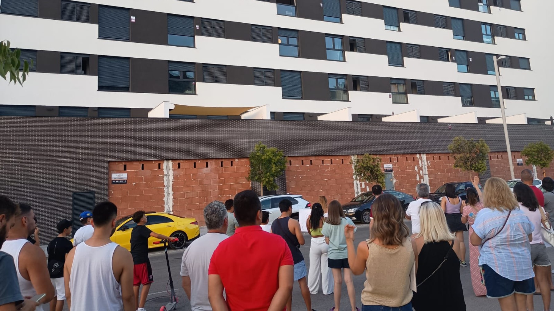 Concentración vecinal frente al edificio okupado en El Cañaveral.