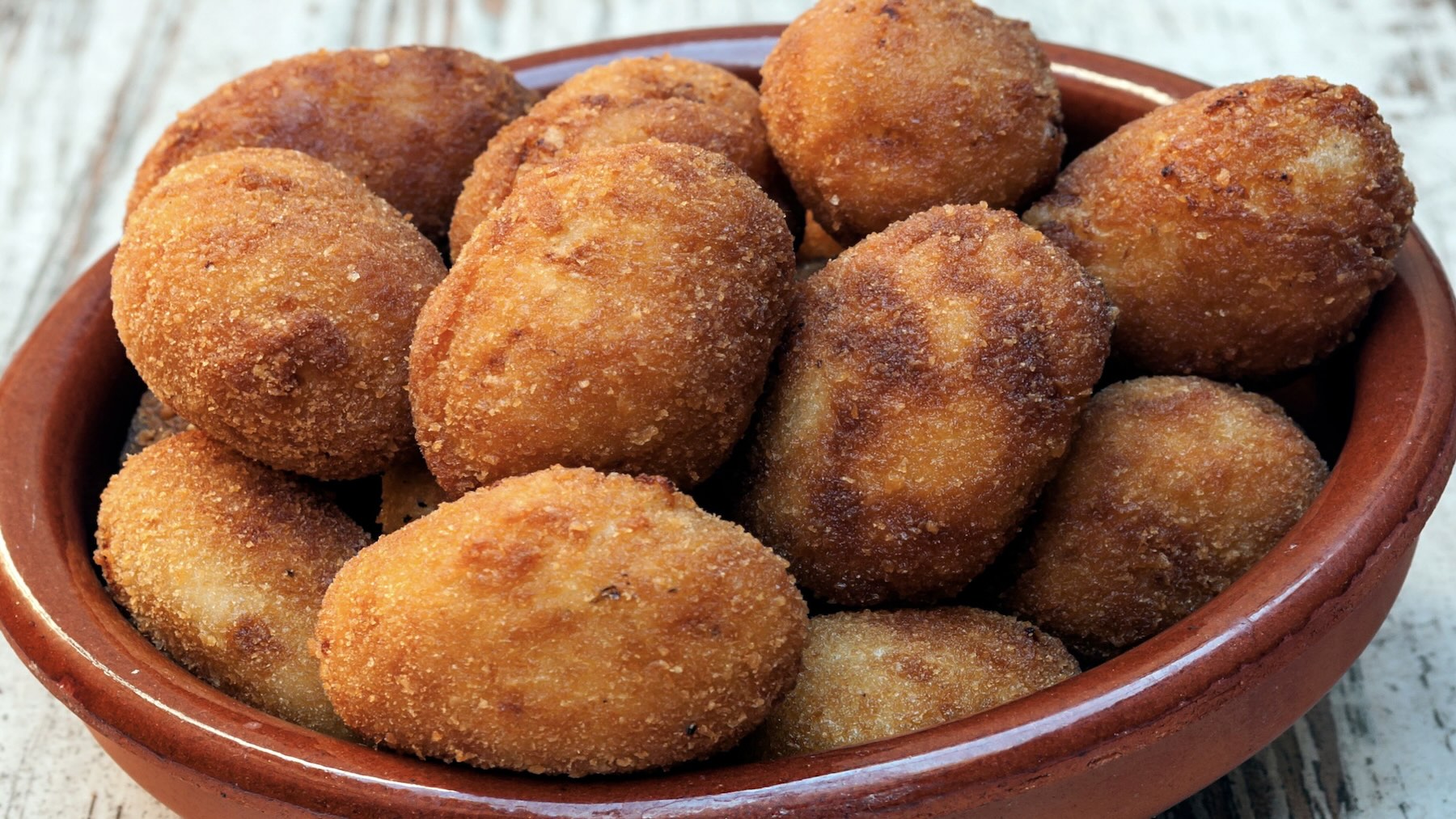 Una croqueta perfecta combina una textura crujiente por fuera con un interior irresistiblemente cremoso.