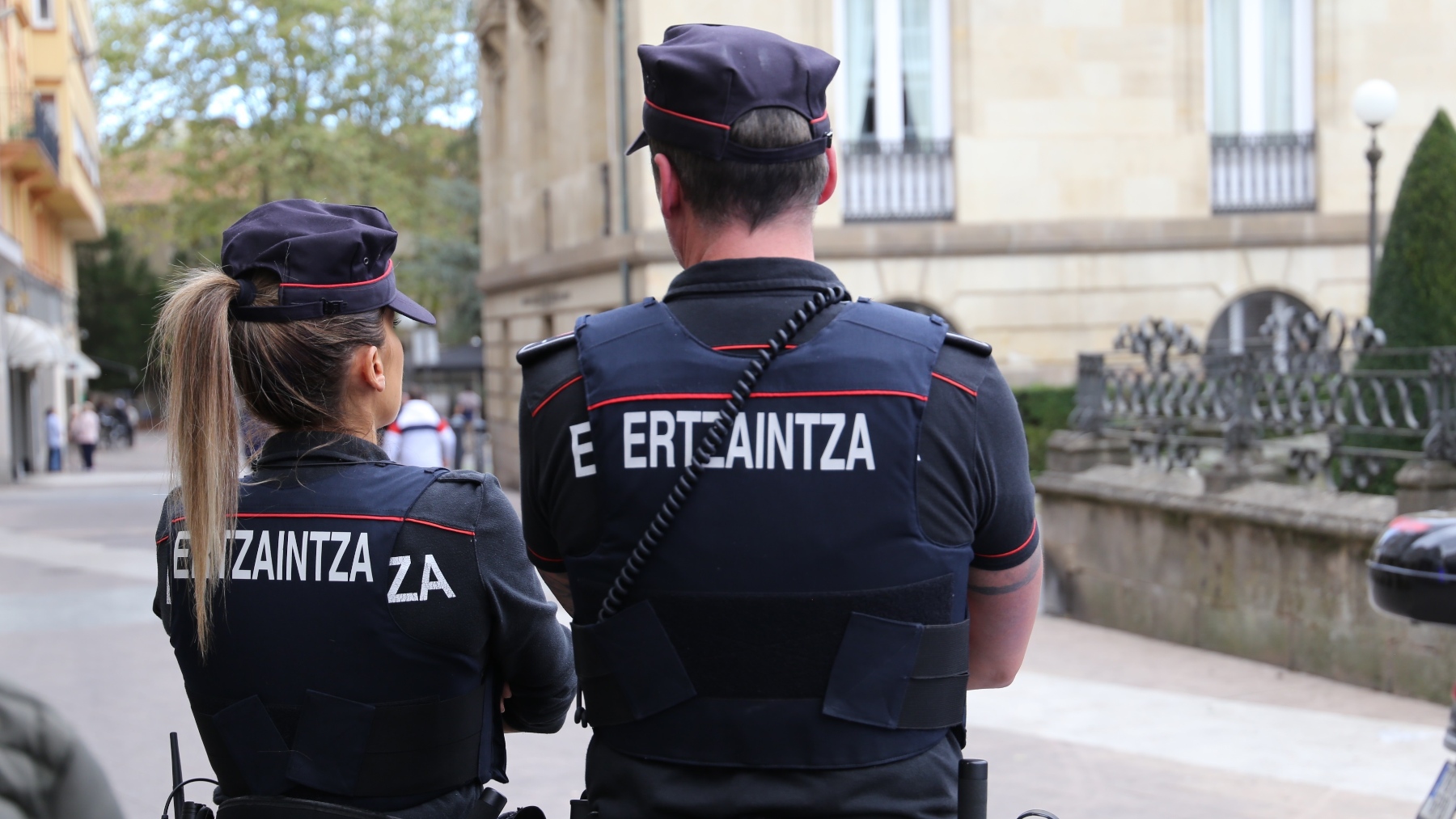 Dos agentes de la Ertzaintza. (EP)