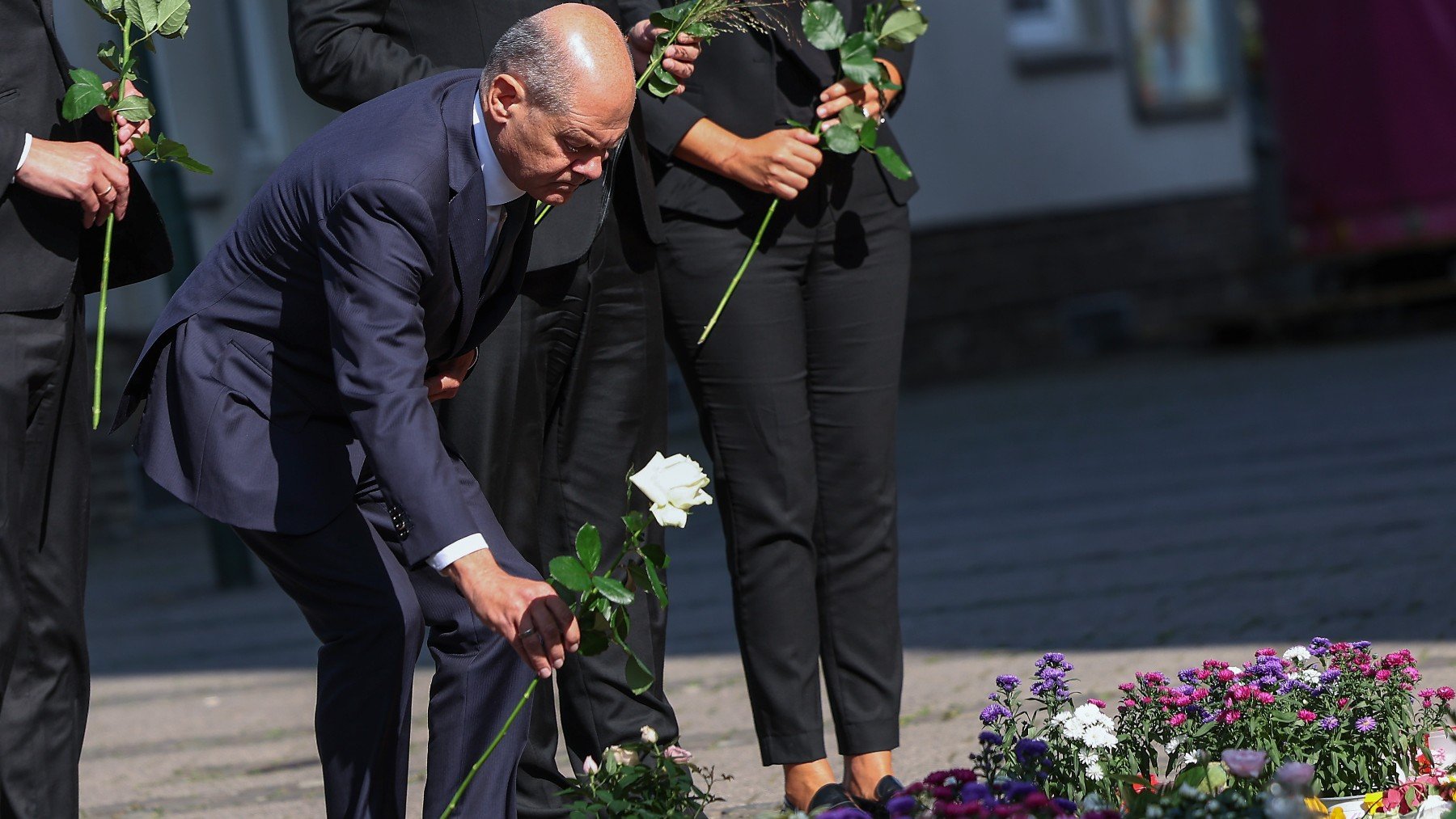 El canciller Olaf Scholz deposita flores en el lugar del atentado de Solingen. (Foto: Efe)