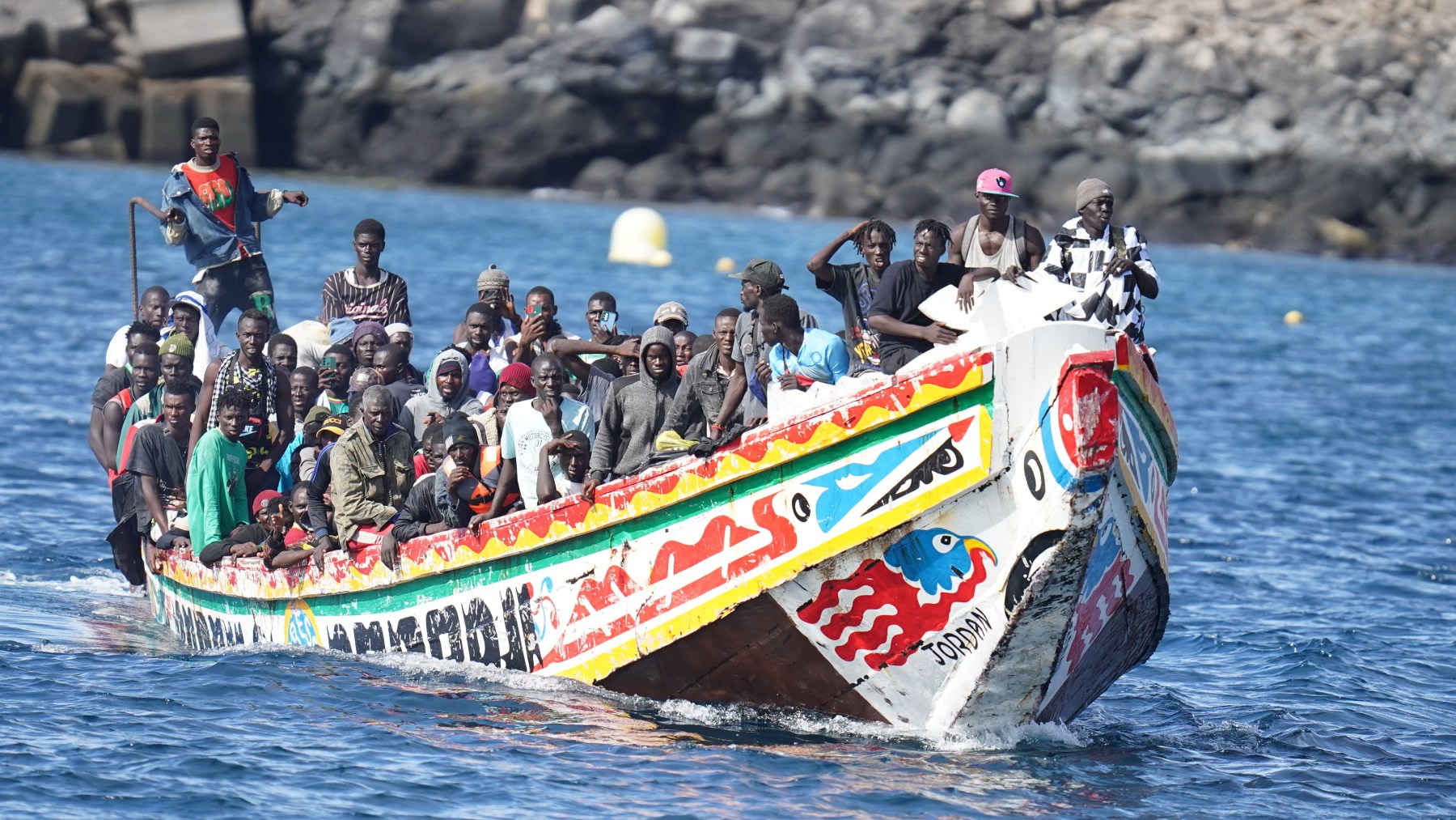 Inmigrantes ilegales llegan en patera a la isla de El Hierro. (Foto: EP)