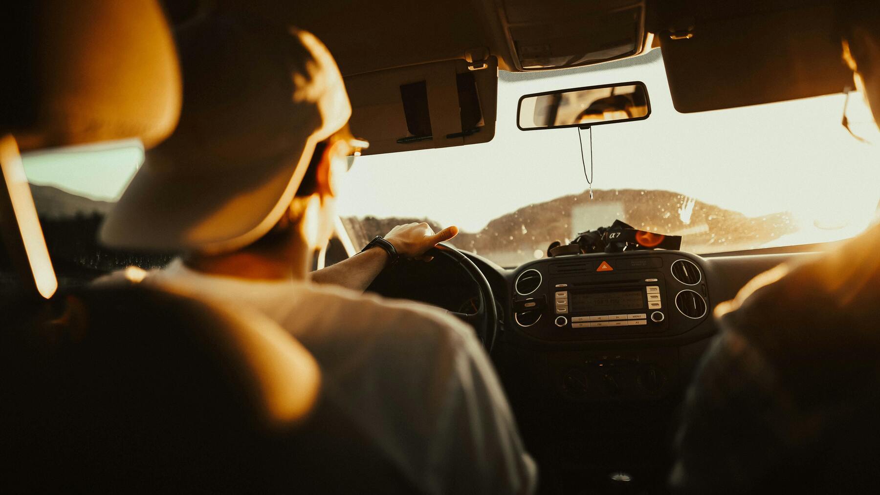 Hombre al volante de un coche.