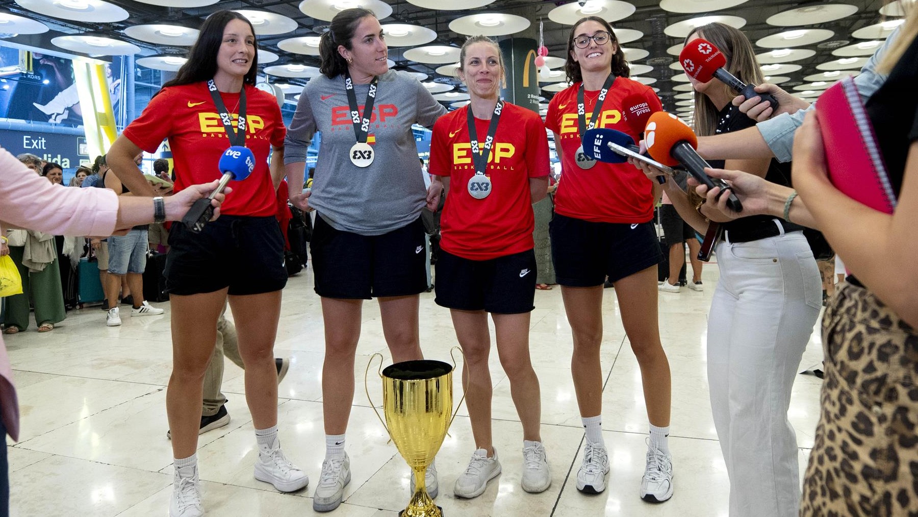 Las jugadores, a su llegada a Barajas.