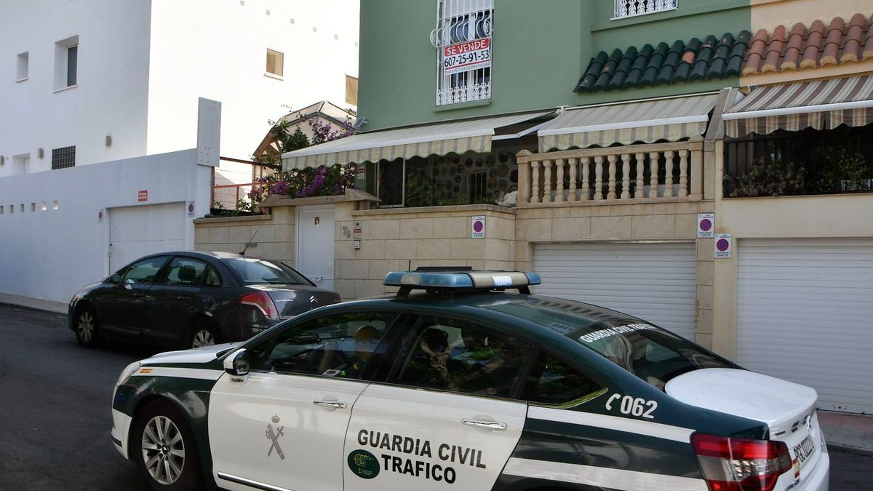 Vehículo de la Guardia Civil junto al domicilio de la víctima. (Foto: Efe)