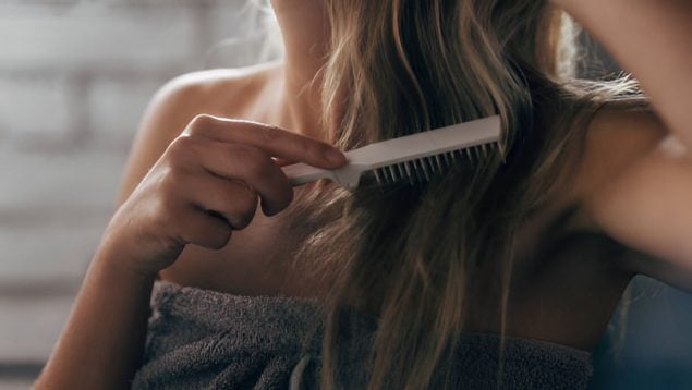 Jamás los limpias y es asqueroso: el truco para dejar los cepillos del pelo como nuevos