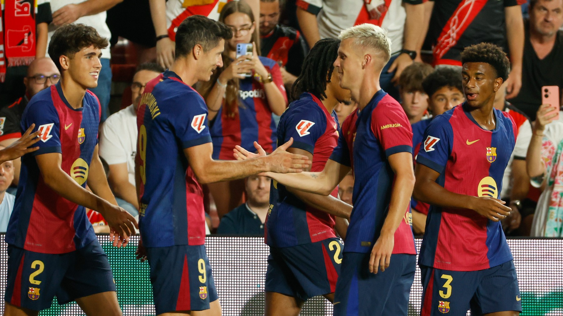 Los jugadores del Barcelona celebran el gol de Olmo. (EFE)