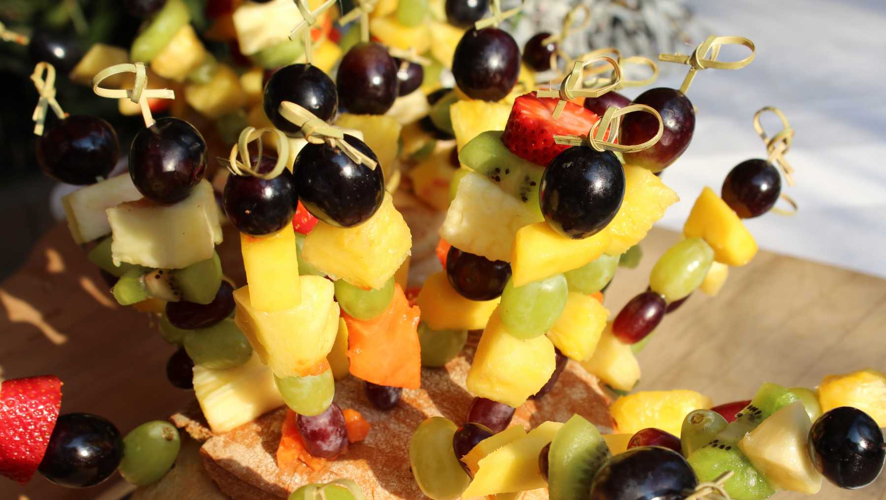 Brochetas de frutas.