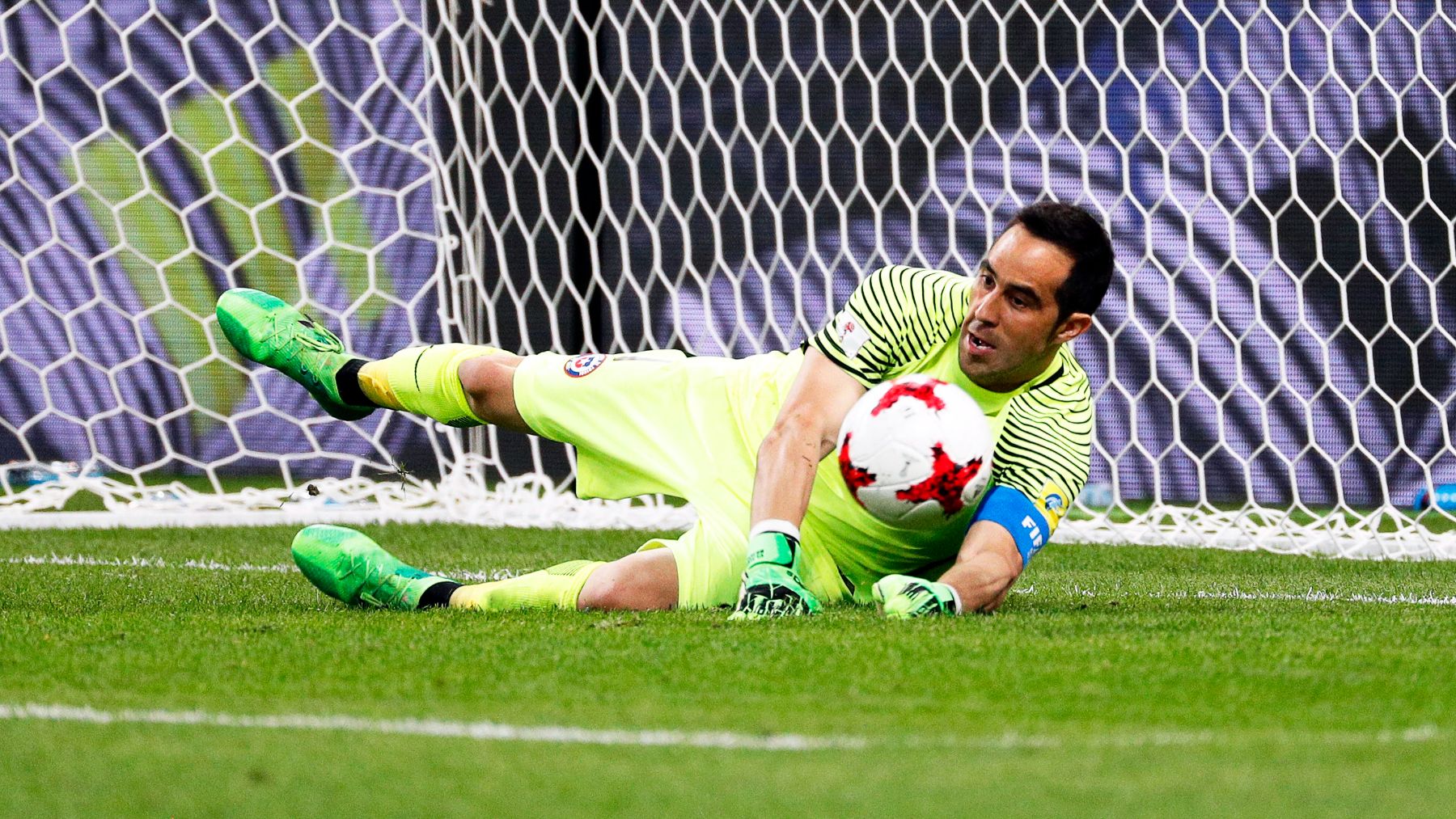 Claudio Bravo atrapando una pelota. (EFE)