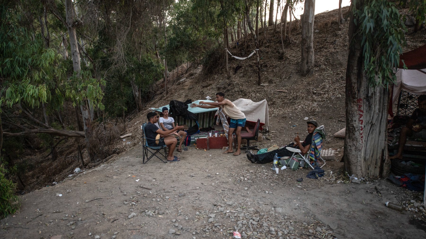 Inmigrantes acampan a las afueras del CETI de Ceuta a la espera de ser acogidos. (Foto: EP)