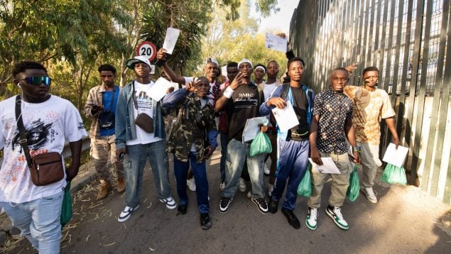 Inmigrantes a las puertas del CETI de Ceuta, antes de su salida hacia la península. (Foto: EP)