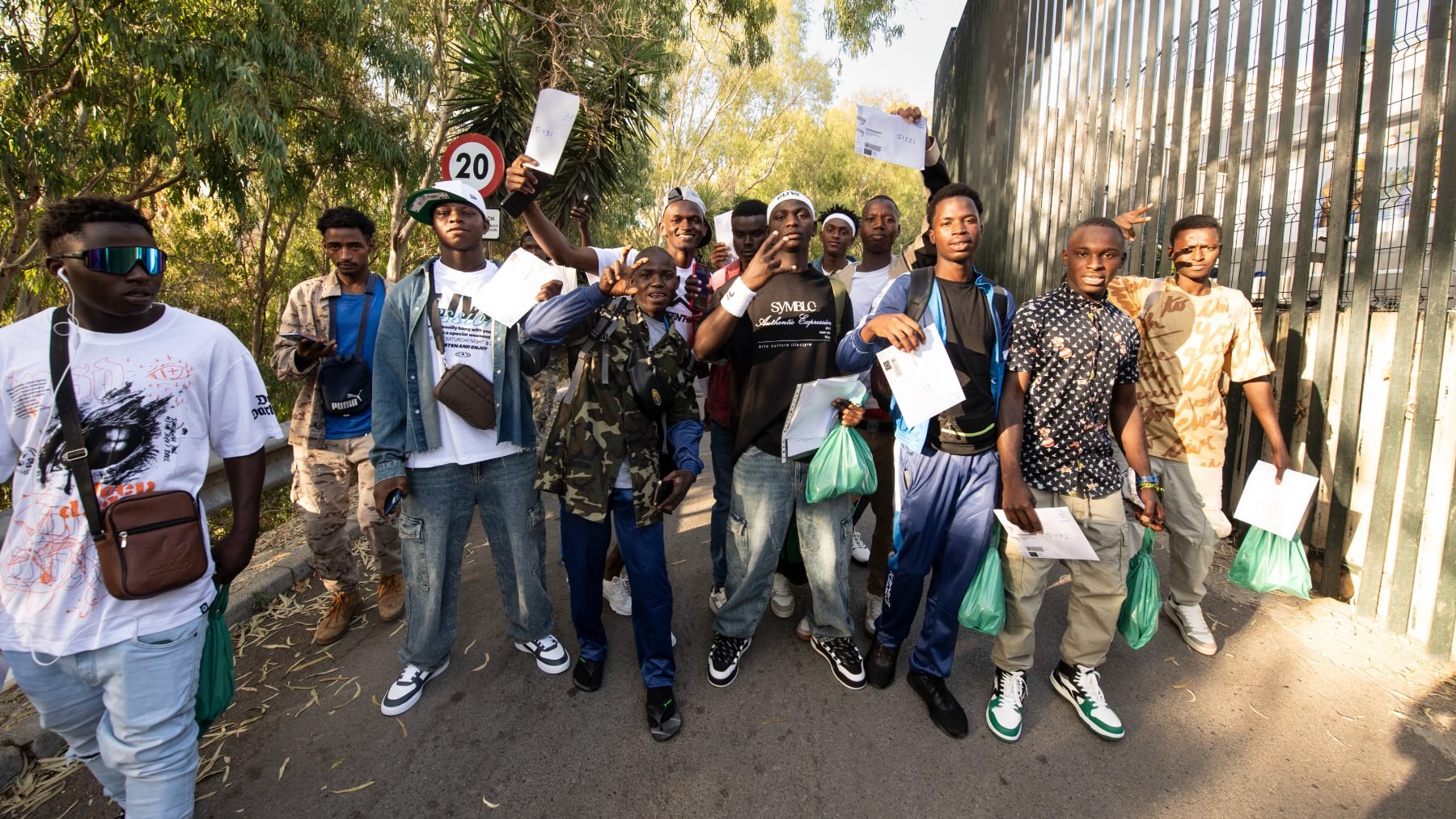 Inmigrantes a las puertas del CETI de Ceuta, antes de su salida hacia la península. (Foto: EP)