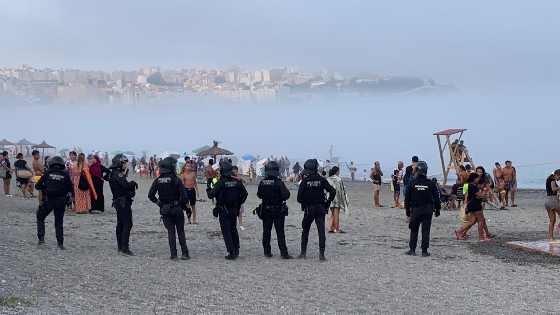 Agentes de la Guardia Civil desplegados en la playa de El Tarajal, en Ceuta, el pasado 25 de agosto.