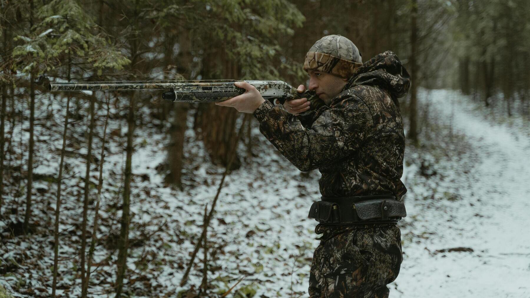 Hombre apuntando con un rifle.