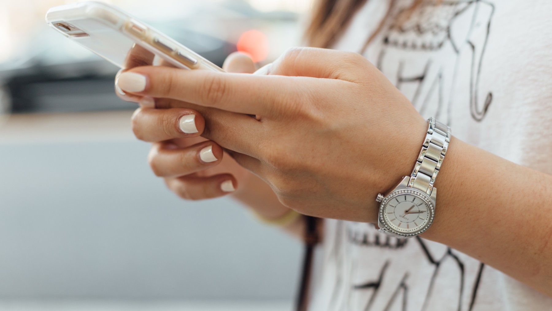 Una mujer maneja un teléfono móvil. (EP)