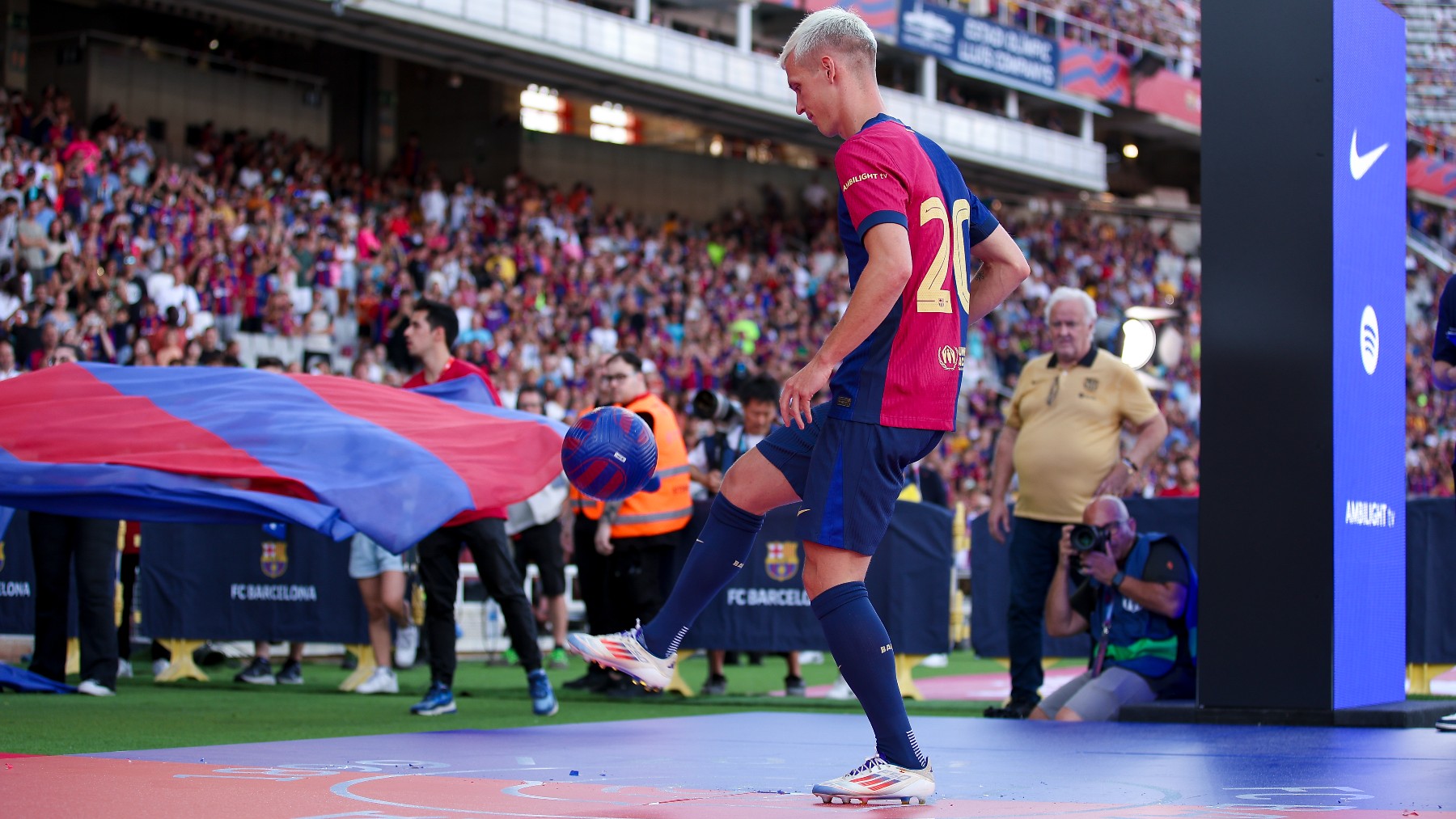 Olmo en su presentación como jugador del Barcelona. (Getty)