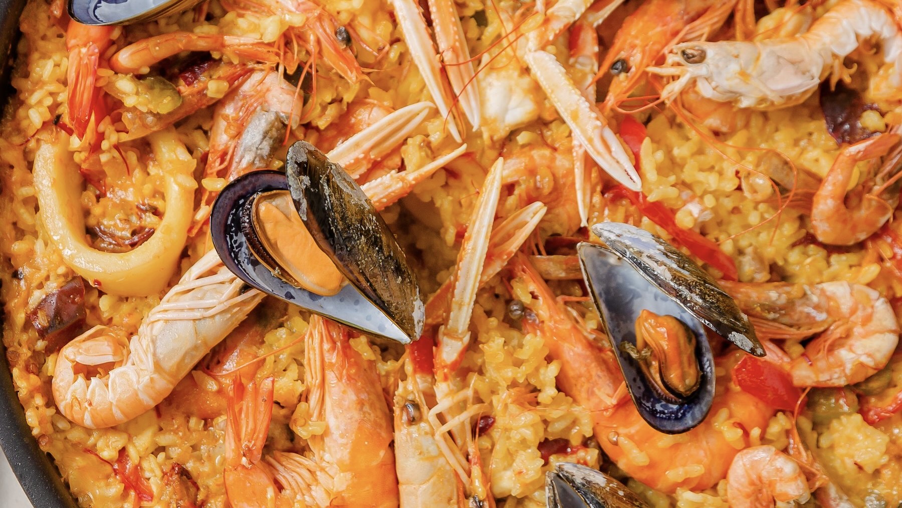 Estos restaurantes se destacan por servir la mejor paella de España, preparada con dedicación y excelente calidad.